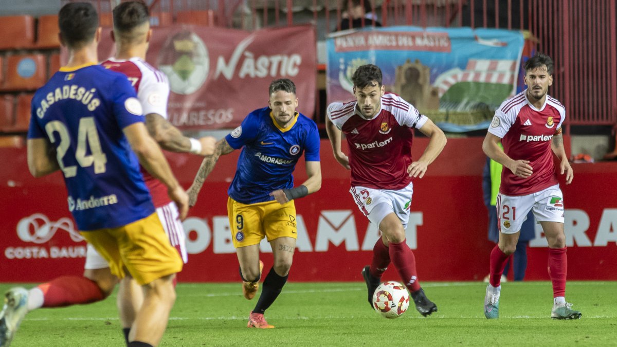 El defensa del Nàstic, Unai Dufur, bregando con el delantero del Andorra, Manu Nieto, durante el duelo del domingo.