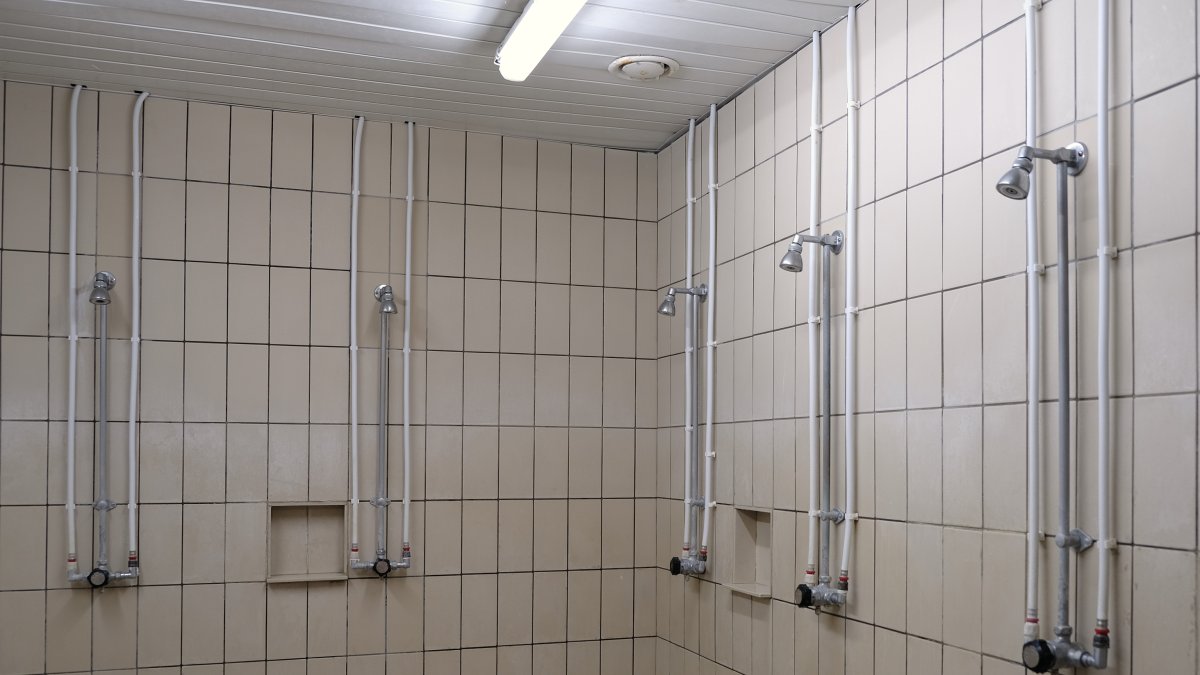 Imagen de las duchas del Palau d'Esports de Cambrils.