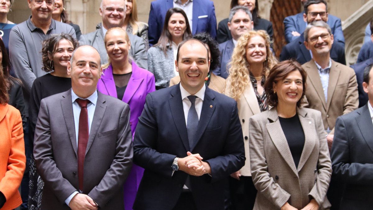 El conseller de la Presidència, Albert Dalmau, amb Carles Ramió, president de la comissió, i Eva Giménez, secretària general de la Presidència.