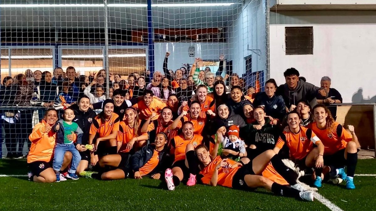 La plantilla del CF Icomar celebrando la victoria contra el Nàstic la semana pasada con su afición.