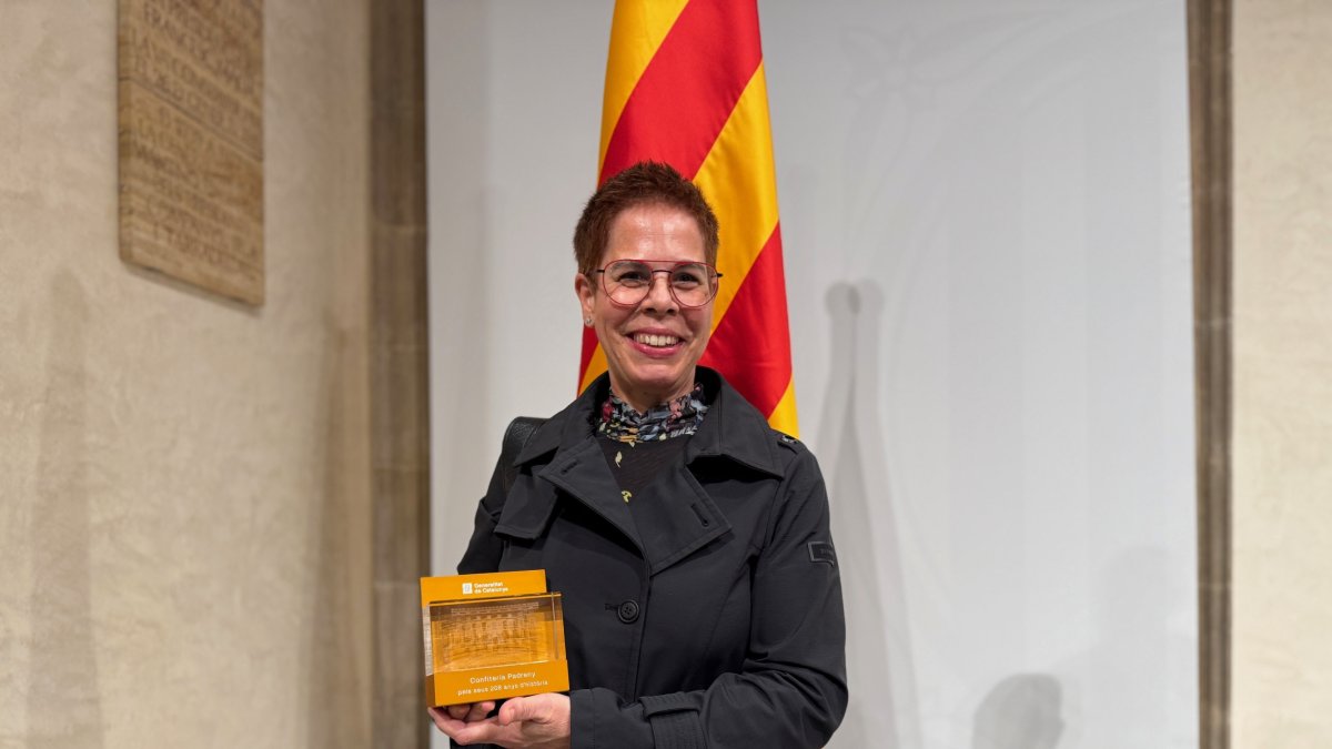 La propietaria del negocio, Glòria Vicheto, con el galardón.
