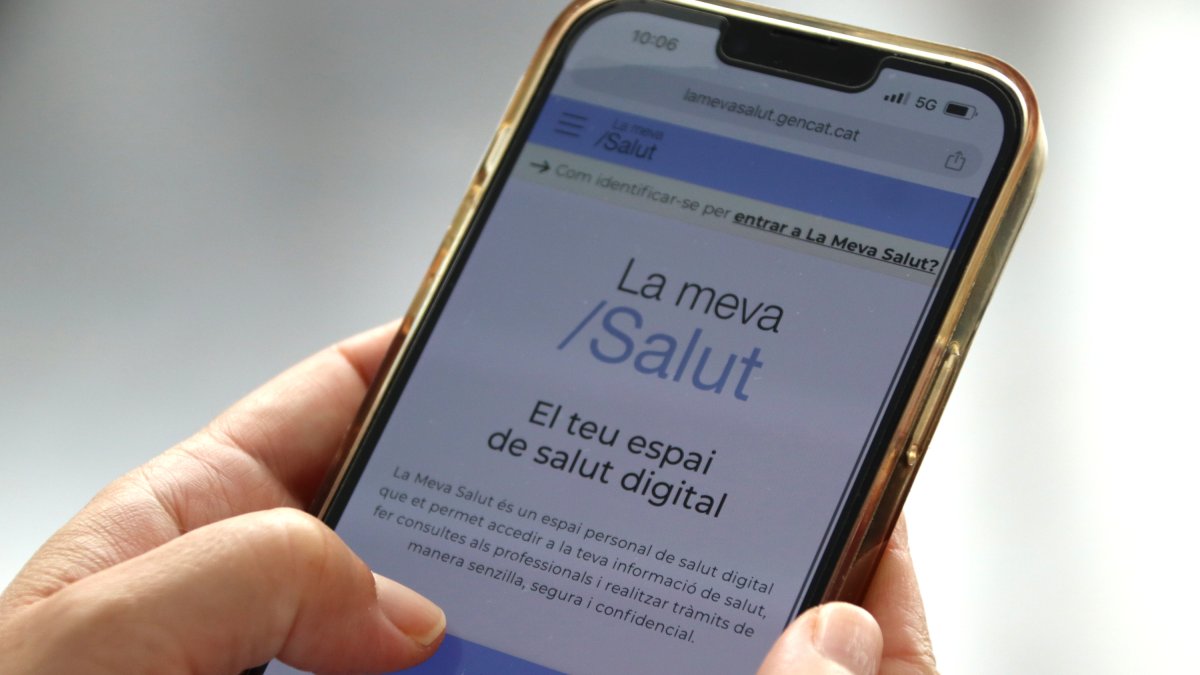 Una persona consulta el espacio de La Meva Salut a través de la app.