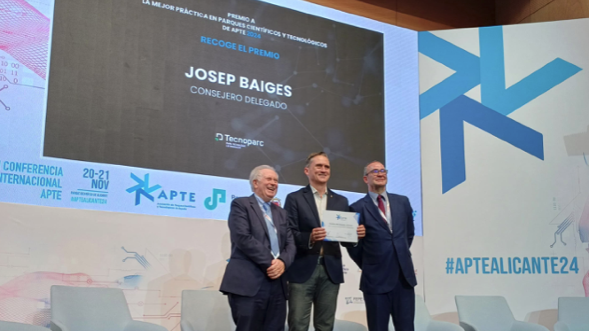 El consejero delegado de REDESSA, Josep Baiges, recogiendo el reconocimiento.