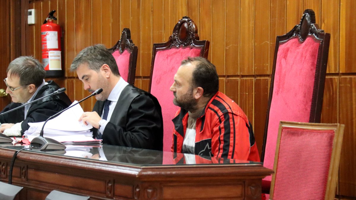 El acusado de retener, maltratar y violar a su pareja en 2022 en el Vendrell en la Audiencia de Tarragona.