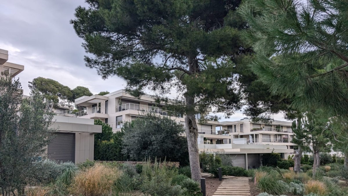 Imagen de unos de las viviendas de lujo construidas dentro del recinto de Infinitum.