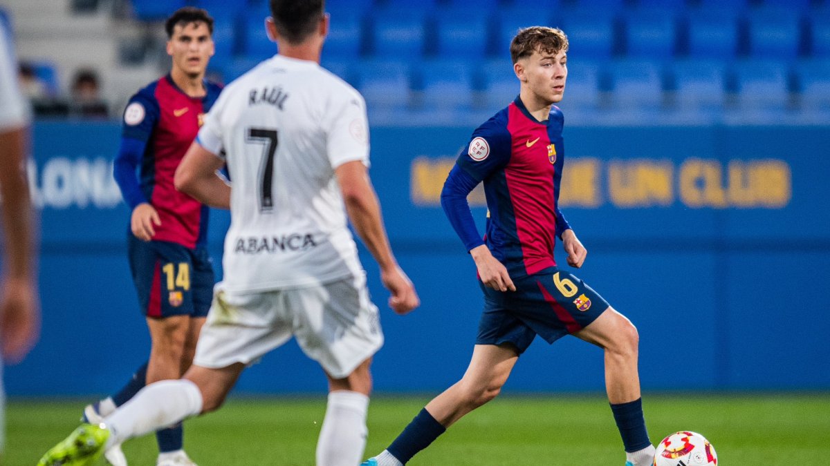 El jugador que hace mover al Barça Atlètic en medio del campo, Pau Prim, durante un duelo de esta temporada.