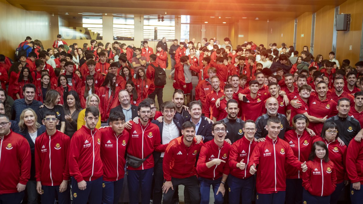 Los miembros del Nàstic Genuine, con el Voluntariado Grana BASF, en el fondo en el acto que tuvo lugar ayer en el Aula Magna de la URV.