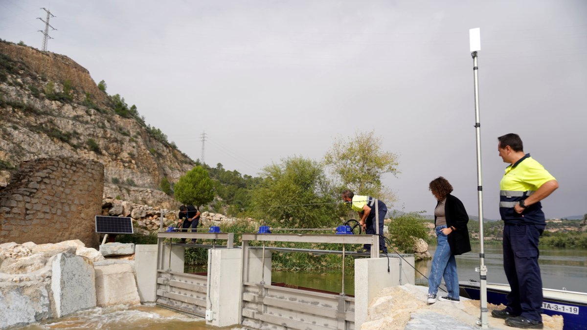 Levantamiento de las compuertas de la rampa de peces del azud de Xerta con la directora del IDECE, Norma Pujol.