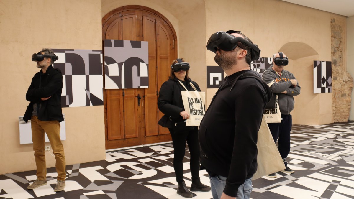 Varios usuarios estrenando la nueva actividad de realidad virtual que incorpora la Cartoixa de Escaladei.