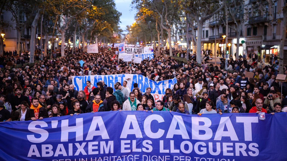 Cabecera de la manifestación a favor de una vivienda digna 'se ha acabado. Bajamos los alquileres' en Barcelona