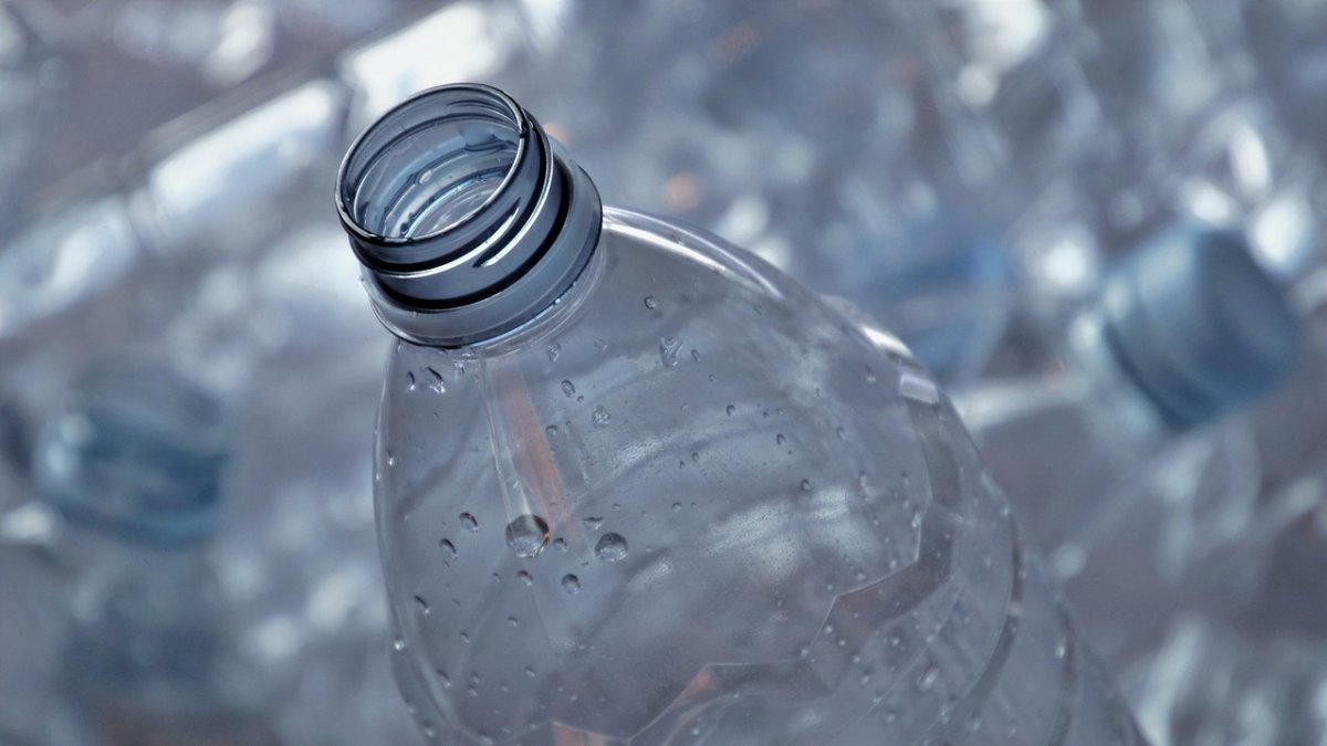 Imagen de archivo de una botella de plástico