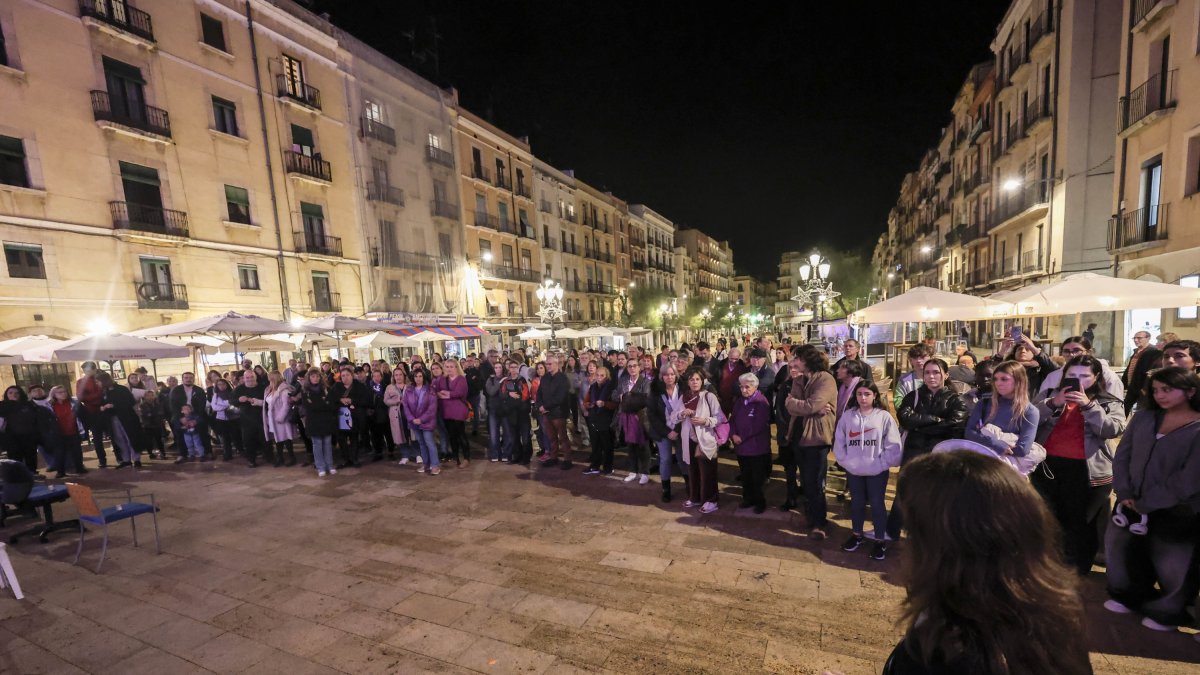 La manifestació pel 25-N va finalitzar a la plaça de la Font.