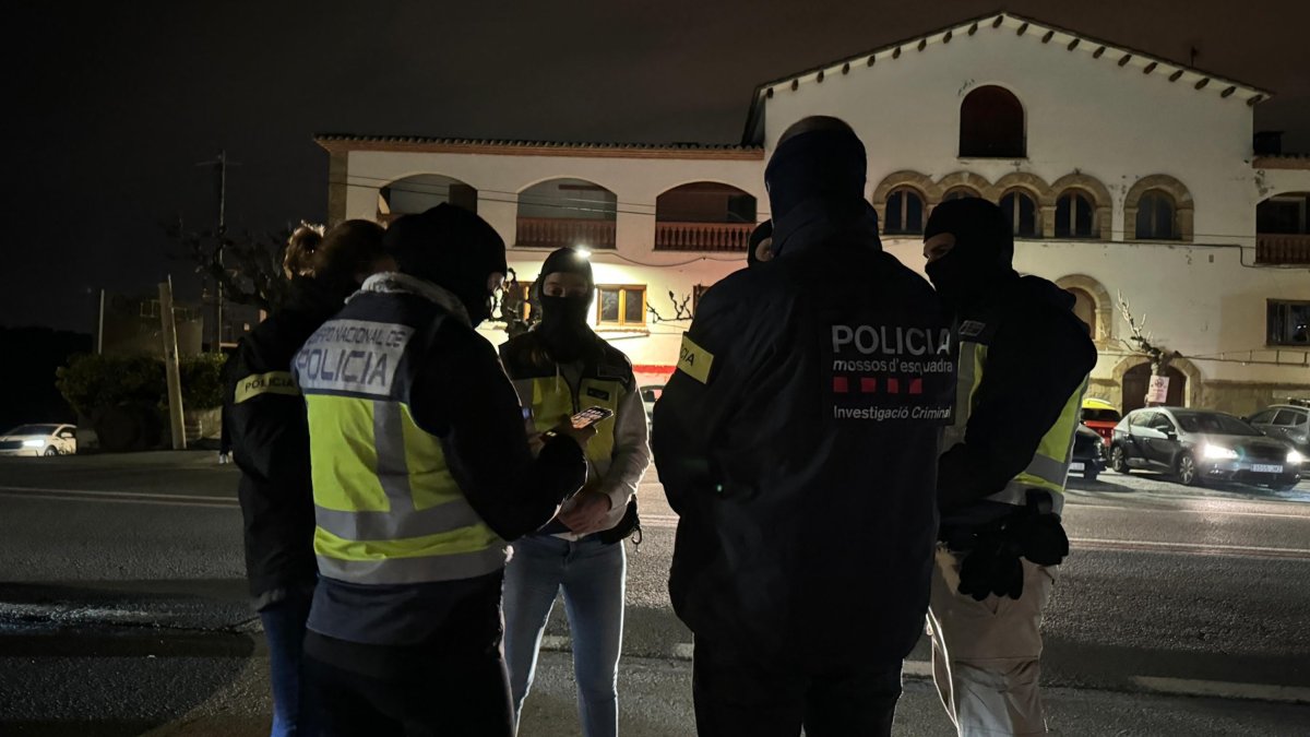 Agents dels Mossos i la Policia Nacional en un escorcoll.