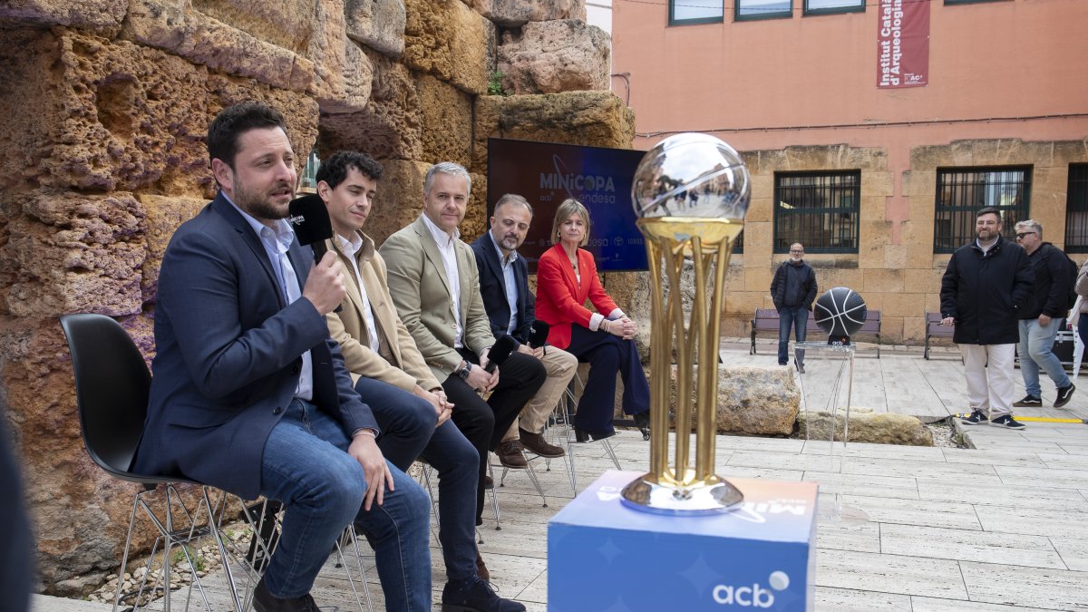 L’alcalde de Tarragona, Rubén Viñuales a la plaça del Fòrum de Tarragona durant la presentació de la Minicopa Endesa.