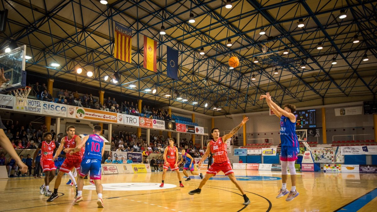 L’escorta del CBT, AJ Plitzuweit, durant un partit d’aquest curs.