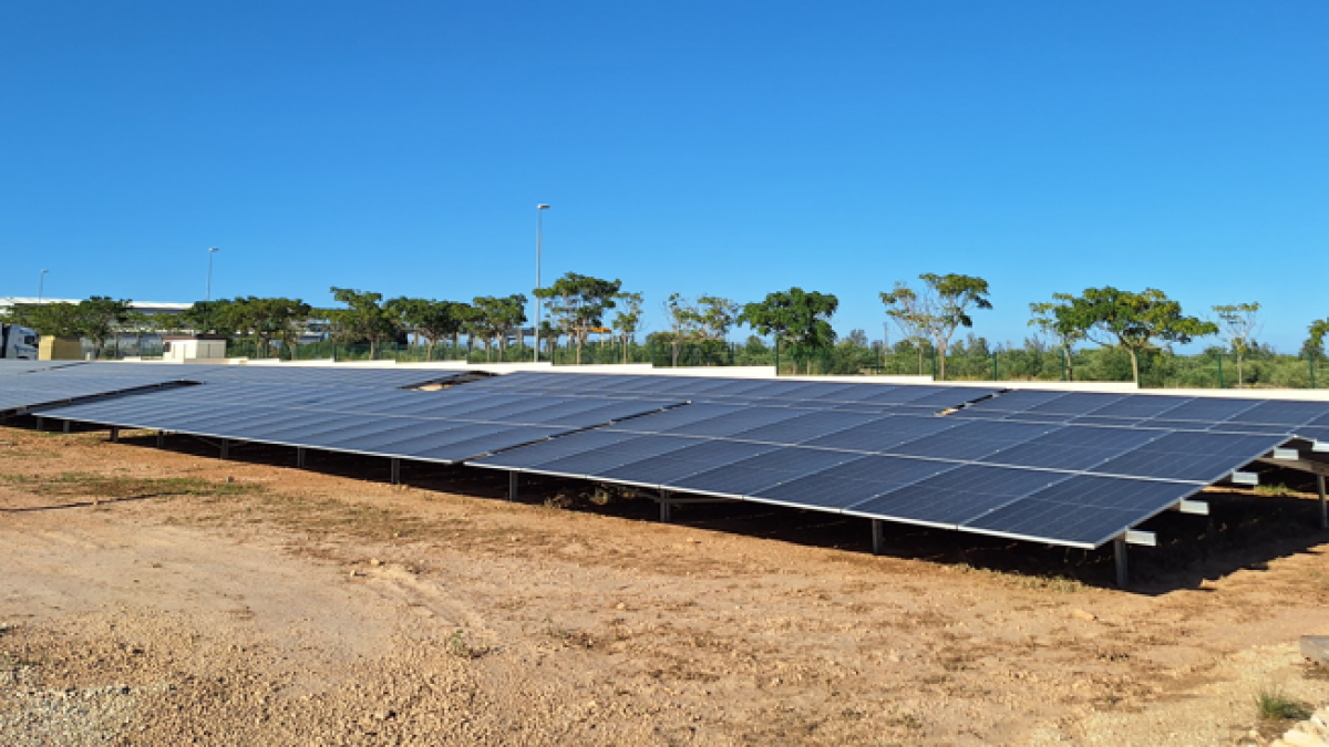 Imatge de les plaques solars al centre de producció de Tortosa.