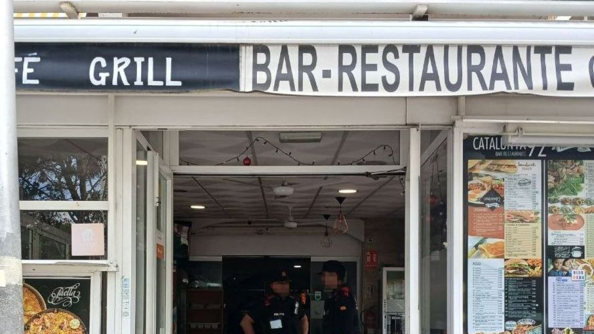 El local tenia diverses neveres amb aliments i begudes caducades o en mal estat.