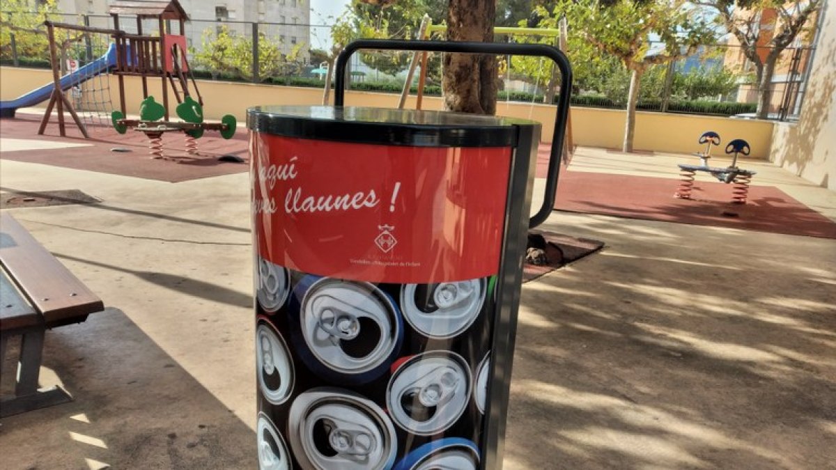 Una màquina compactadora d'envasos a l'Hospitalet de l'Infant.