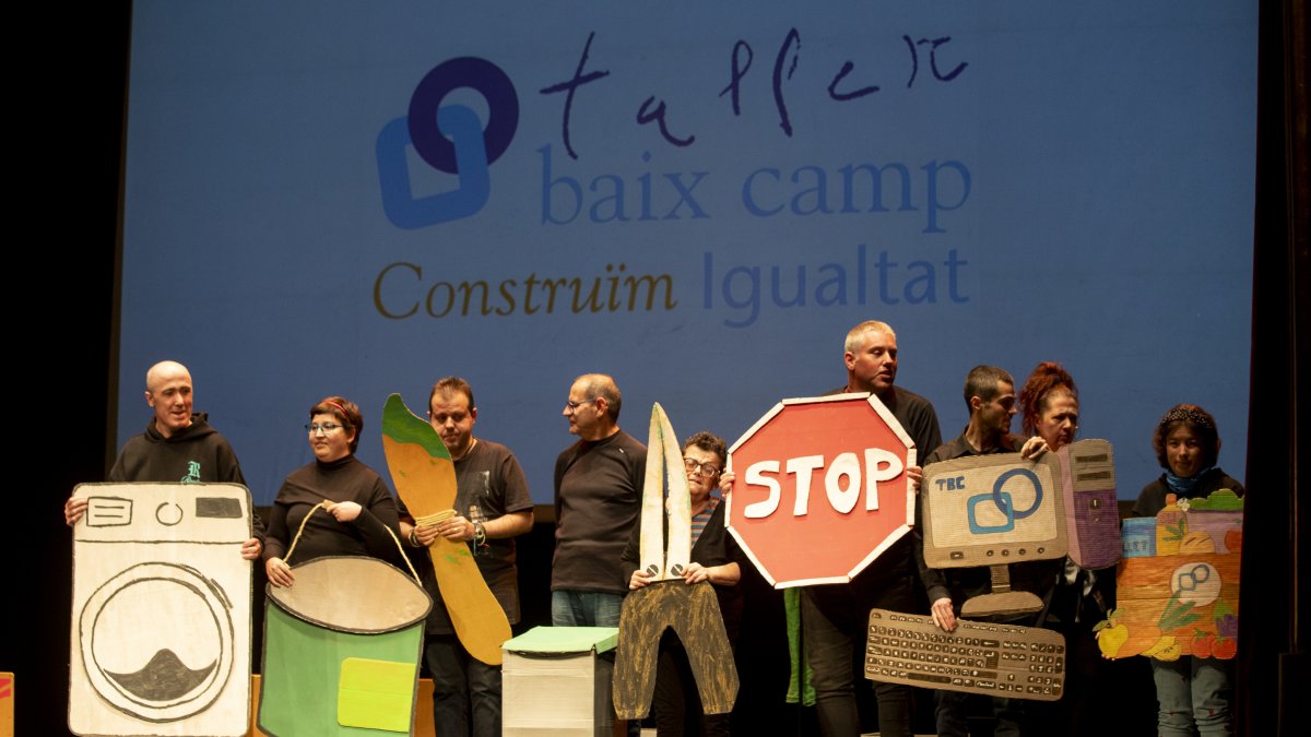 Fotografía del acto de celebración de los 45 años del Taller Baix Camp ayer por la noche en el Teatro Bartrina.
