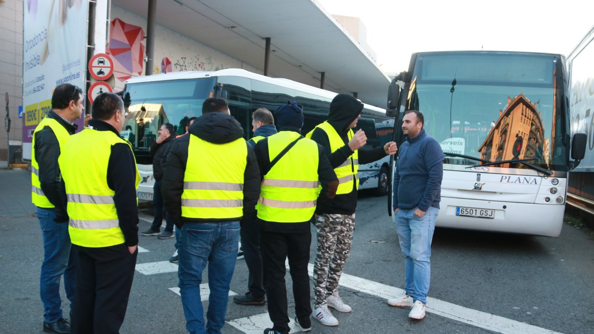Un piquet de treballadors impedeix el pas a un autobús de serveis mínims a l'estació de busos de Tarragona.