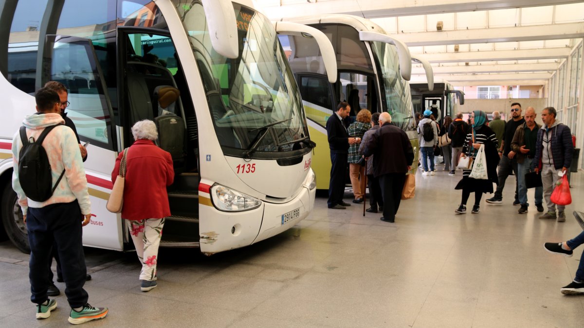 Decenas de pasajeros subiendo a los autobuses en la estación de Tortosa.