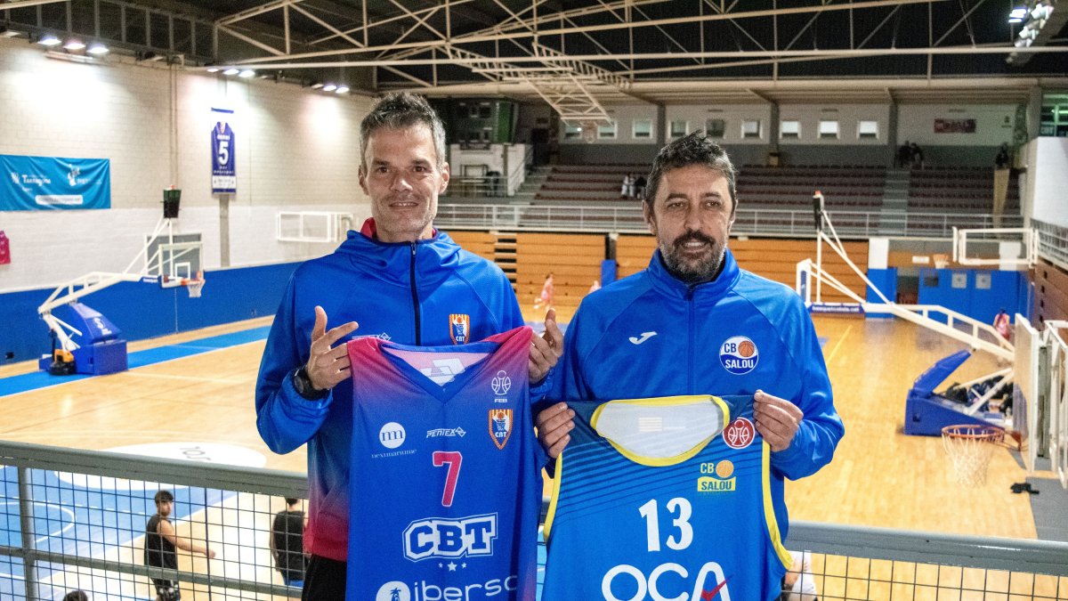 A la izquierda, el técnico del CB Tarragona, Borja Comenge y, a la derecha, el entrenador del CB Salou, Jesús Muñiz.