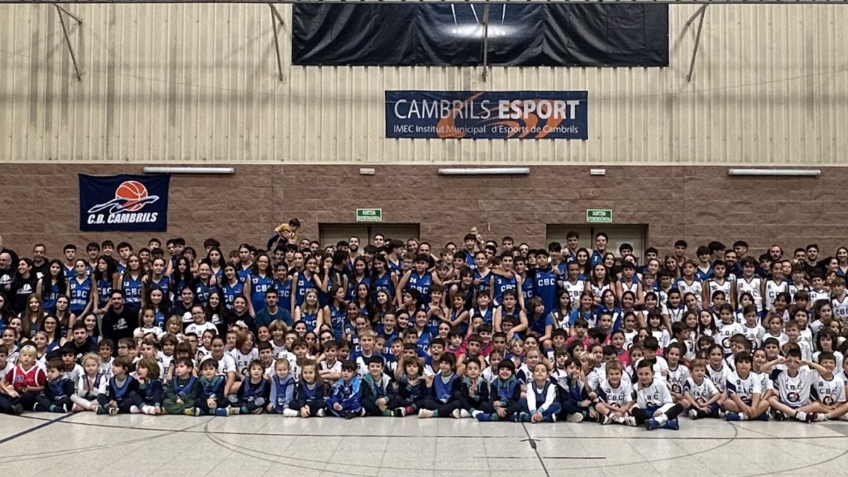 La família del CB Cambrils al complet al pavelló municipal en una gran foto amb tots els equips el darrer diumenge en el que va ser el dia de la presentació de la base.