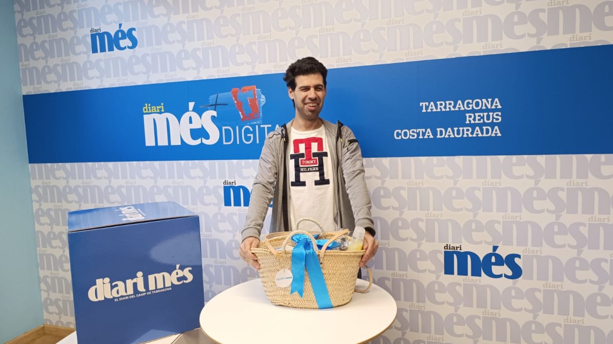 Marc Bonet Papiol con la cesta de Caprabo y Diari Més