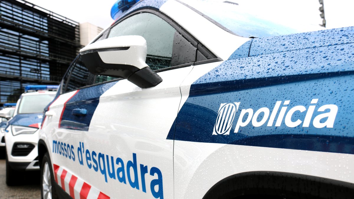 Plan de detalle del lateral de uno de los vehículos de los Mossos d'Esquadra