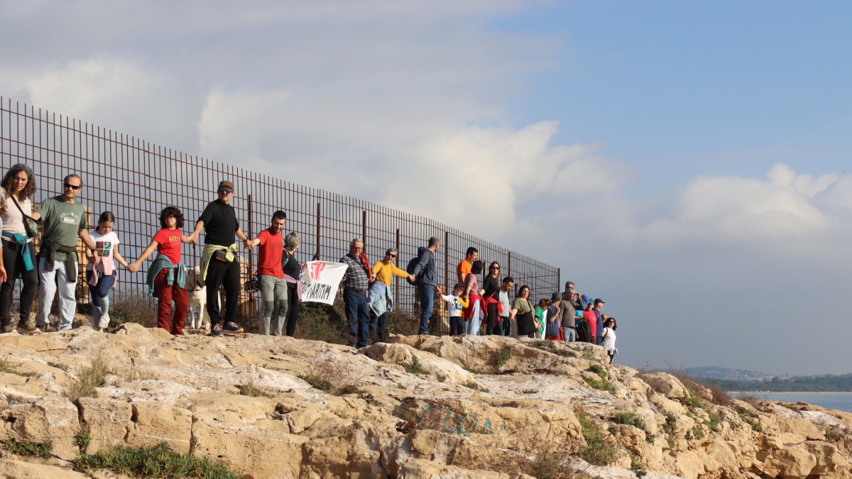 Cadena humana en contra del camí de ronda entre l'Arrabassada i la Savinosa