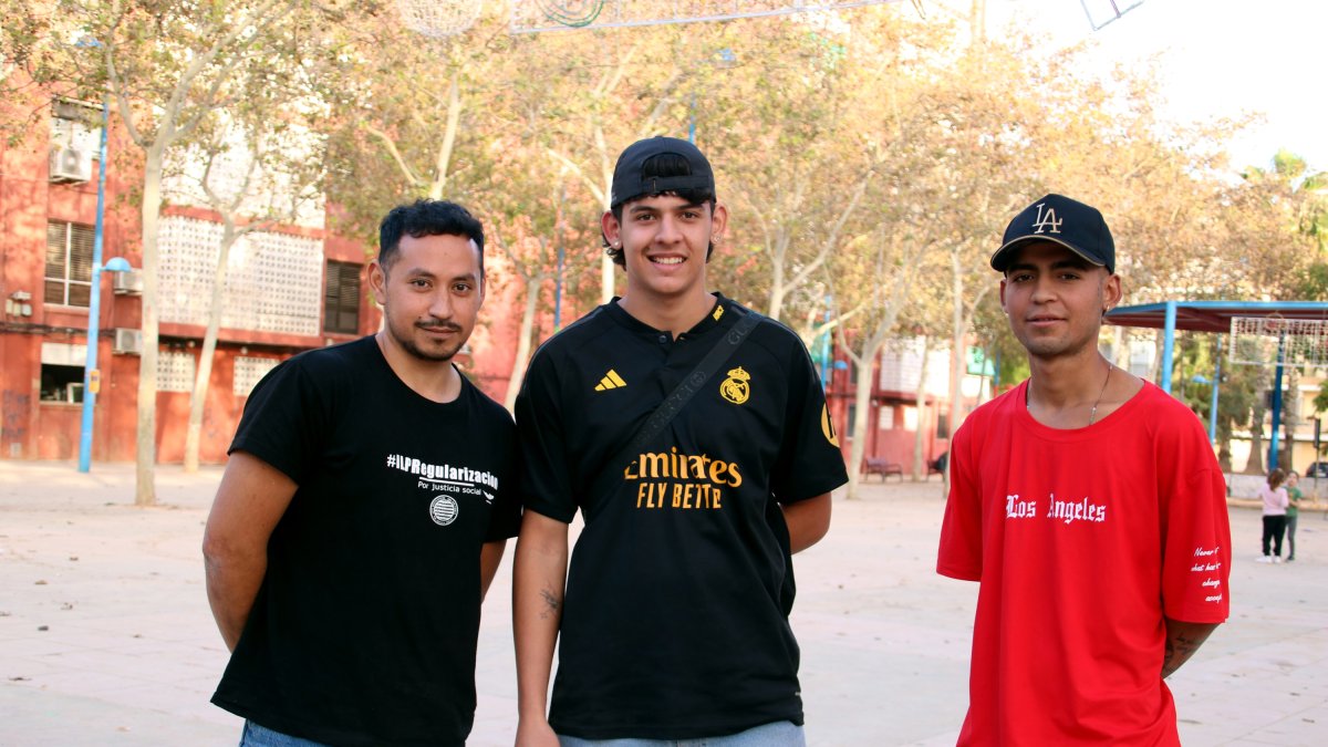 Alejandro Ríos, Steven Alzate y el educador social, Johnny Valle, en el barrio del Parc Alcosa de Alfafar