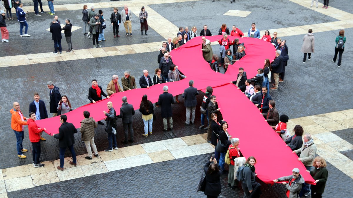 Lazo rojo en la plaza de Sant Jaume con motivo del Día Mundial del Sida