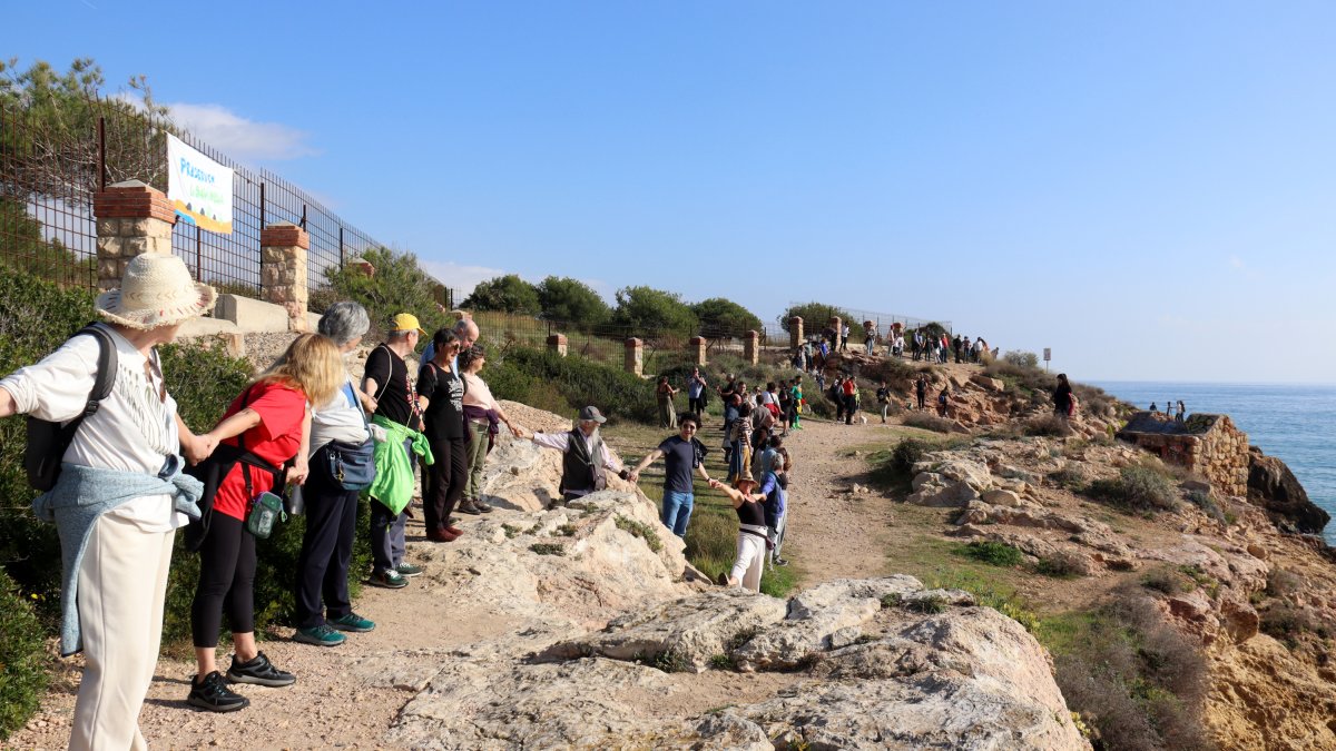 Unes 200 persones van participar en la cadena humana entre les platges de l’Arrabassada i la Savinosa
