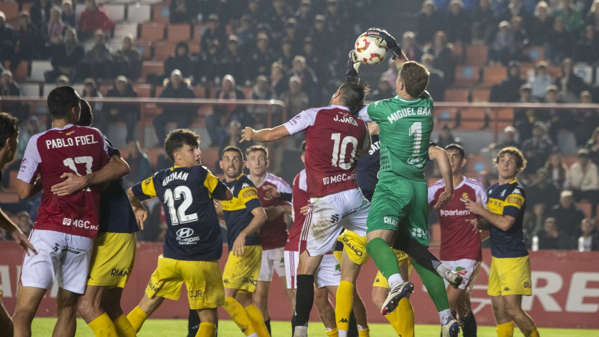 El jugador del Nàstic, Jaume Jardí, intentando rematar un centro que acabó en las manos de Miguel Bañuz.
