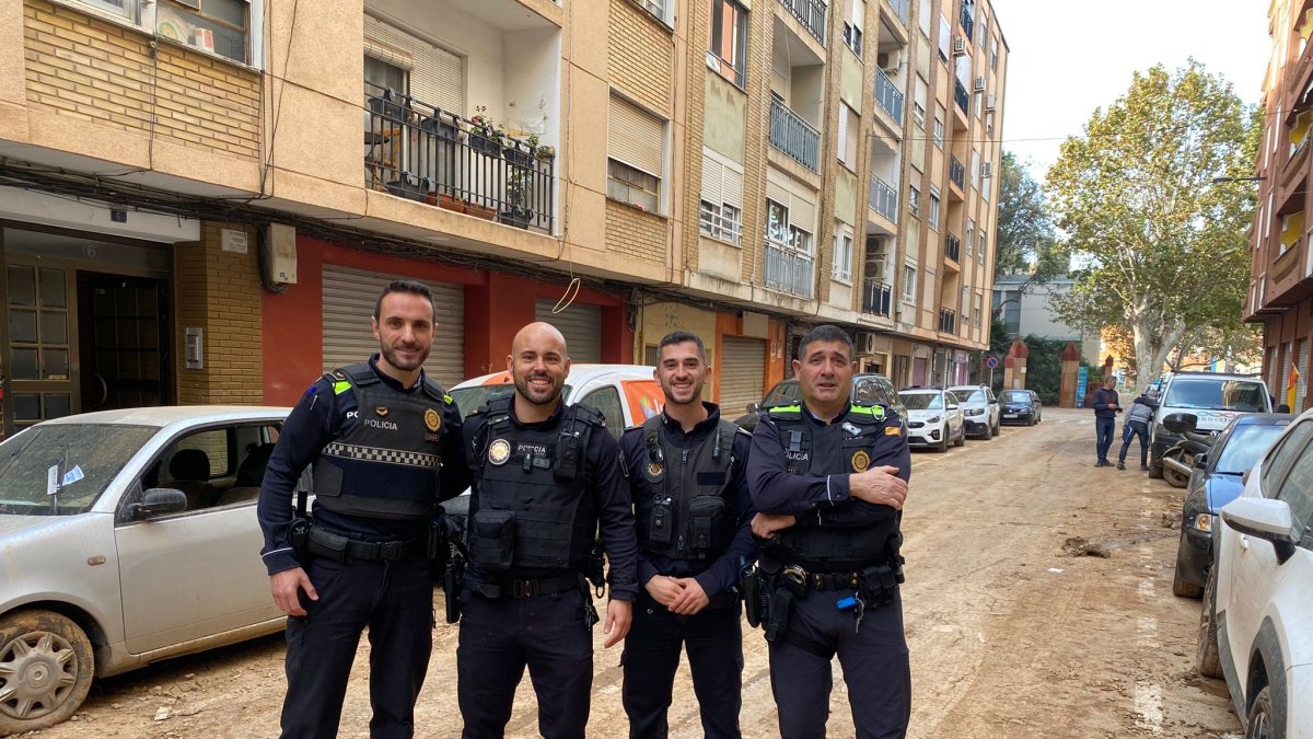 Imatge dels membres de la Policia de Cambrils a Alfafar.