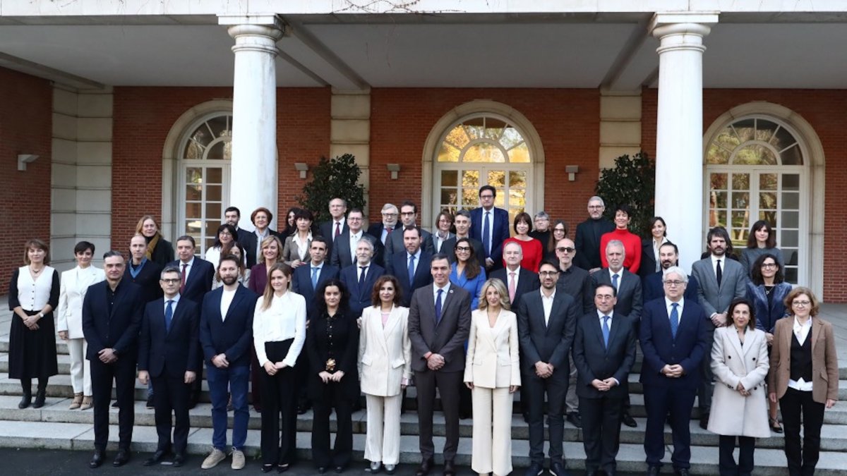 Miembros del gobierno español con los 22 asesores y asesoras científicos.