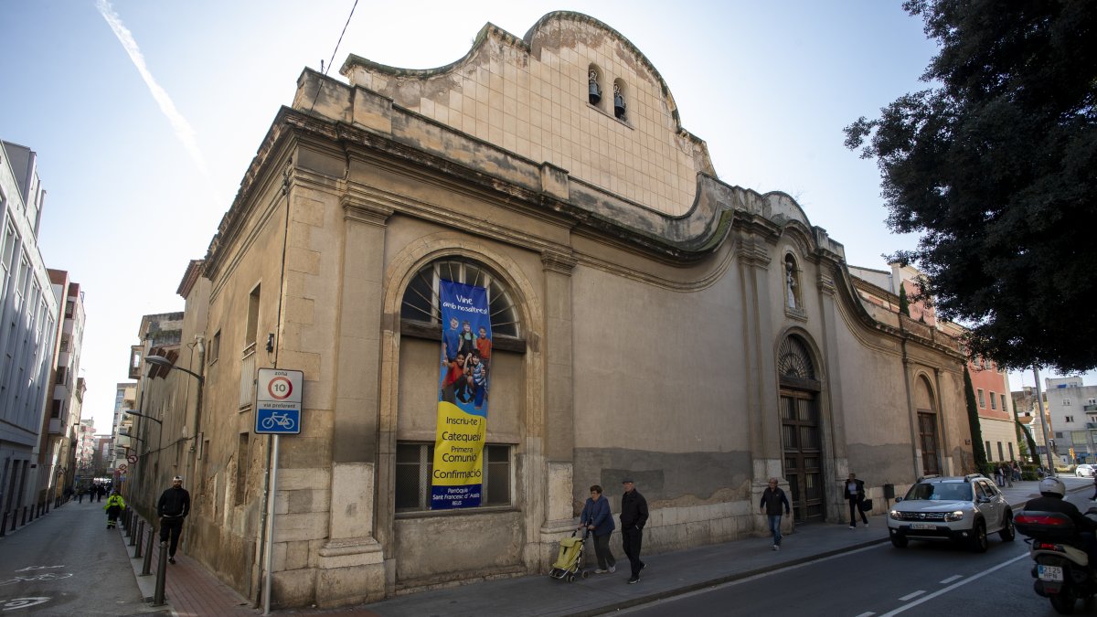 Exterior de la parroquia de Sant Francesc d'Assís, donde se ve el estado actual de la fachada.