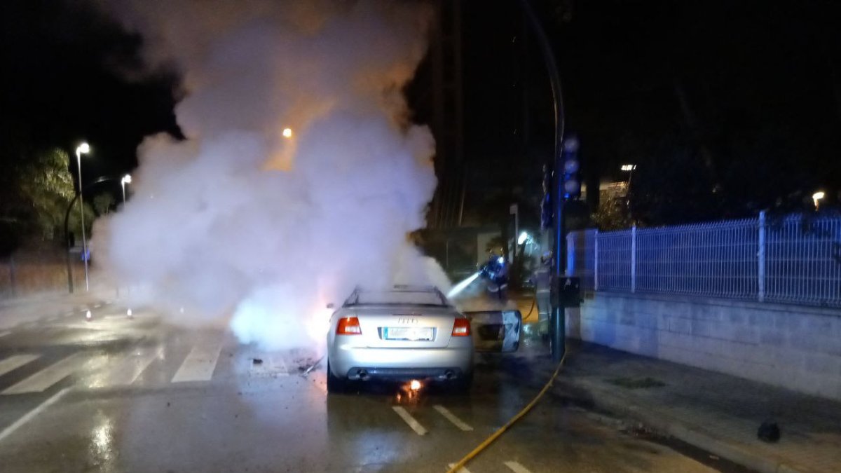 Los bomberos trabajando en el incendio de un vehículo en Salou.