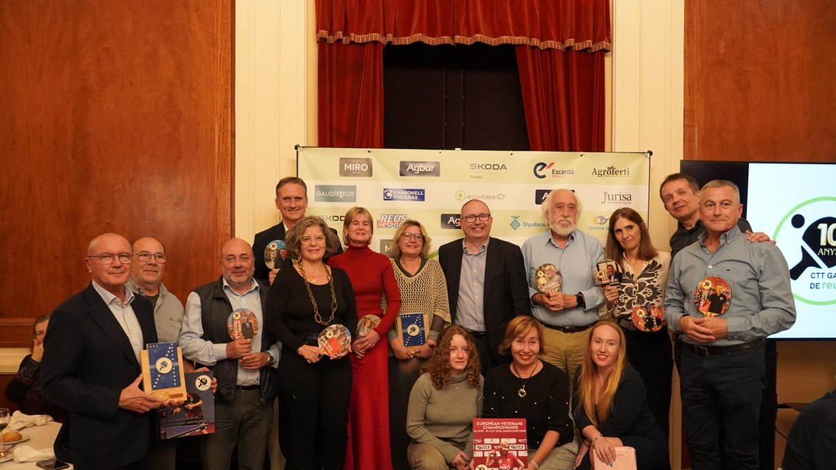 Els representants del Club Tennis Taula Ganxets de Reus amb diferents autoritats presents al sopar del 10è aniversari.