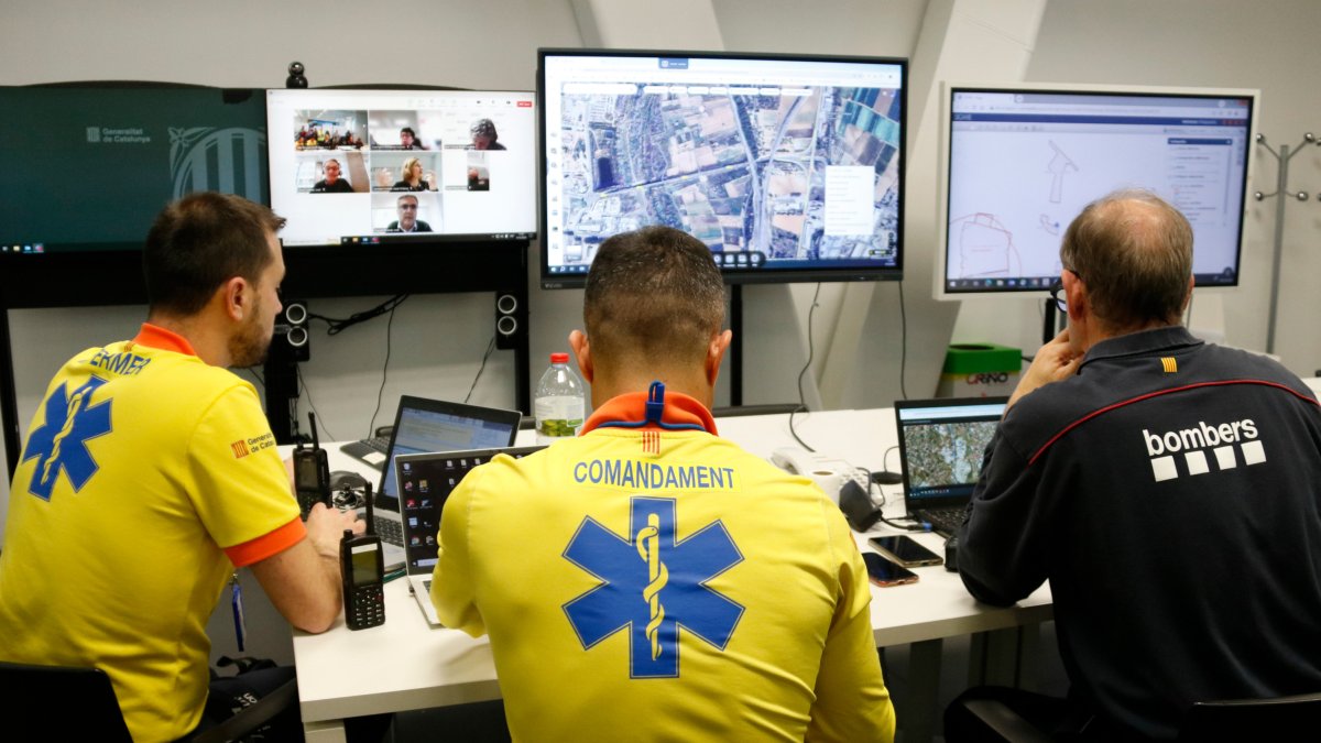 Varios miembros del SEM y de Bombers durante el simulacro.