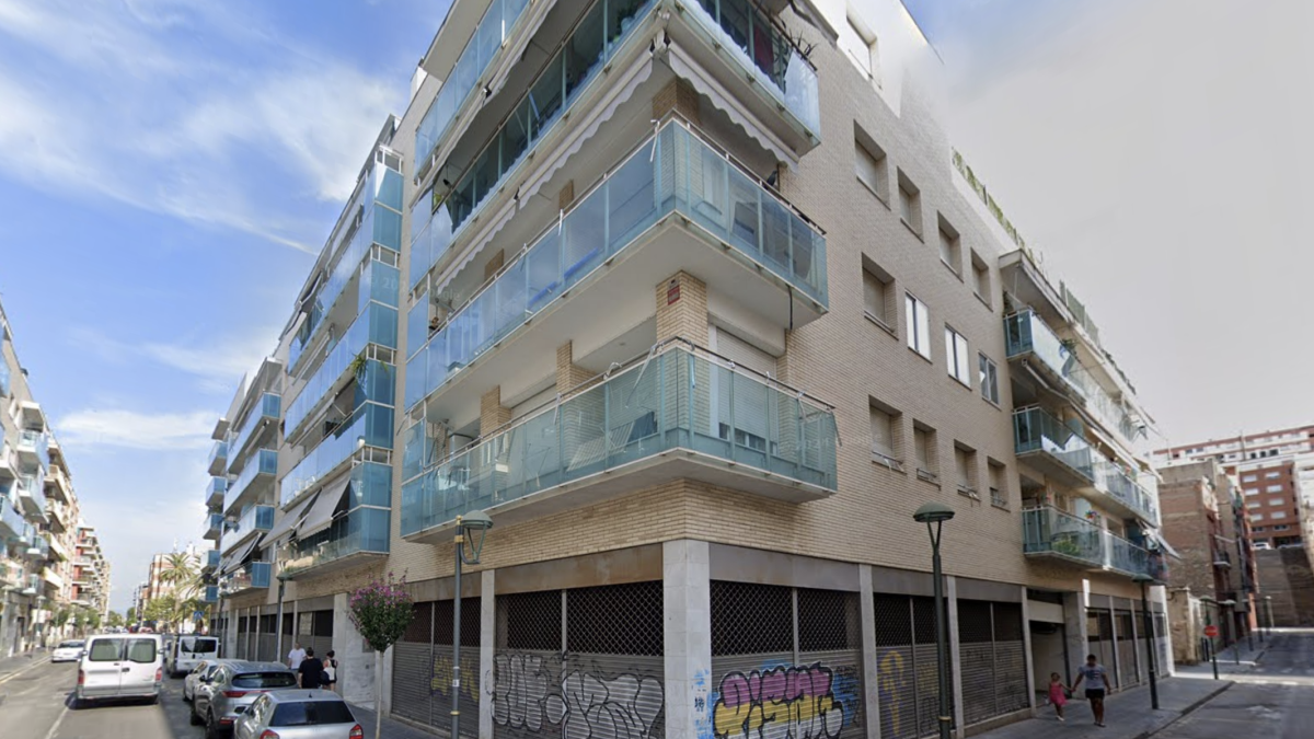 Imatge de l’edifici on està situat l’aparcament.