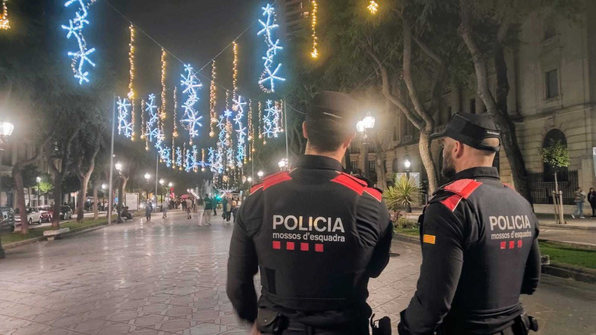 Dos agentes de los Mossos d'Esquadra en la Rambla Nova de Tarragona, uno de los puntos reforzados de la ciudad.