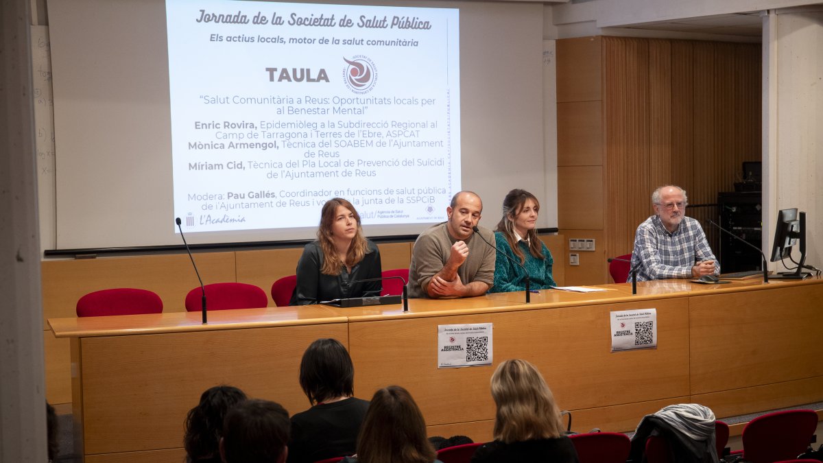 Fotografía de la mesa redonda sobre salud y bienestar mental en Reus en el Aula Magna de la Facultad de Medicina de la URV.