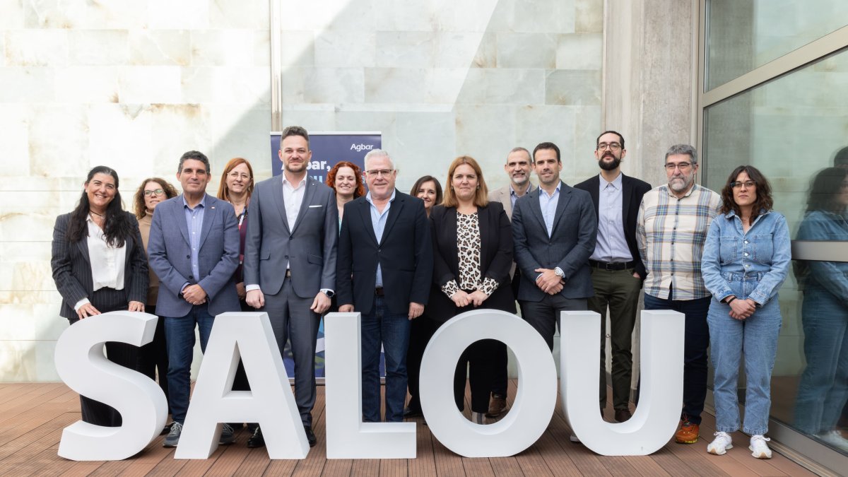 Imagen de grupo de la alianza, con el alcalde de Salou, Pere Granados, al centro de esta.