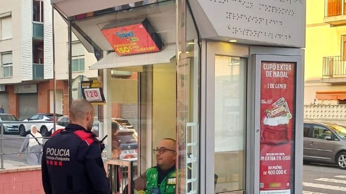 Imatge de la víctima del robatori a Torreforta amb un agent dels Mossos.