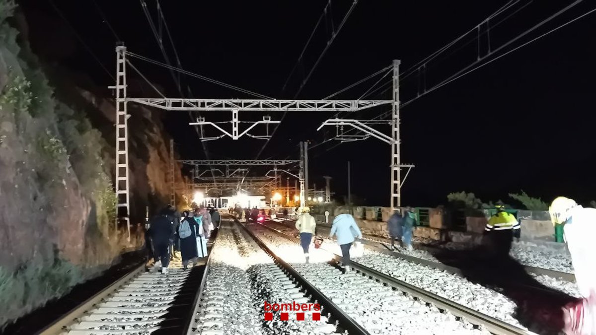 Imagen de los pasajeros andando por las vías después de la incidencia