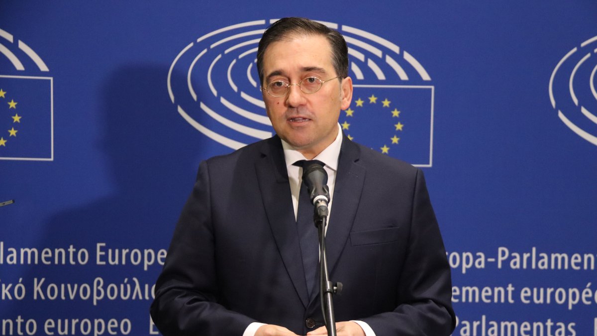 El ministre d'Afers Exteriors espanyol, José Manuel Albares durant una atenció als mitjans