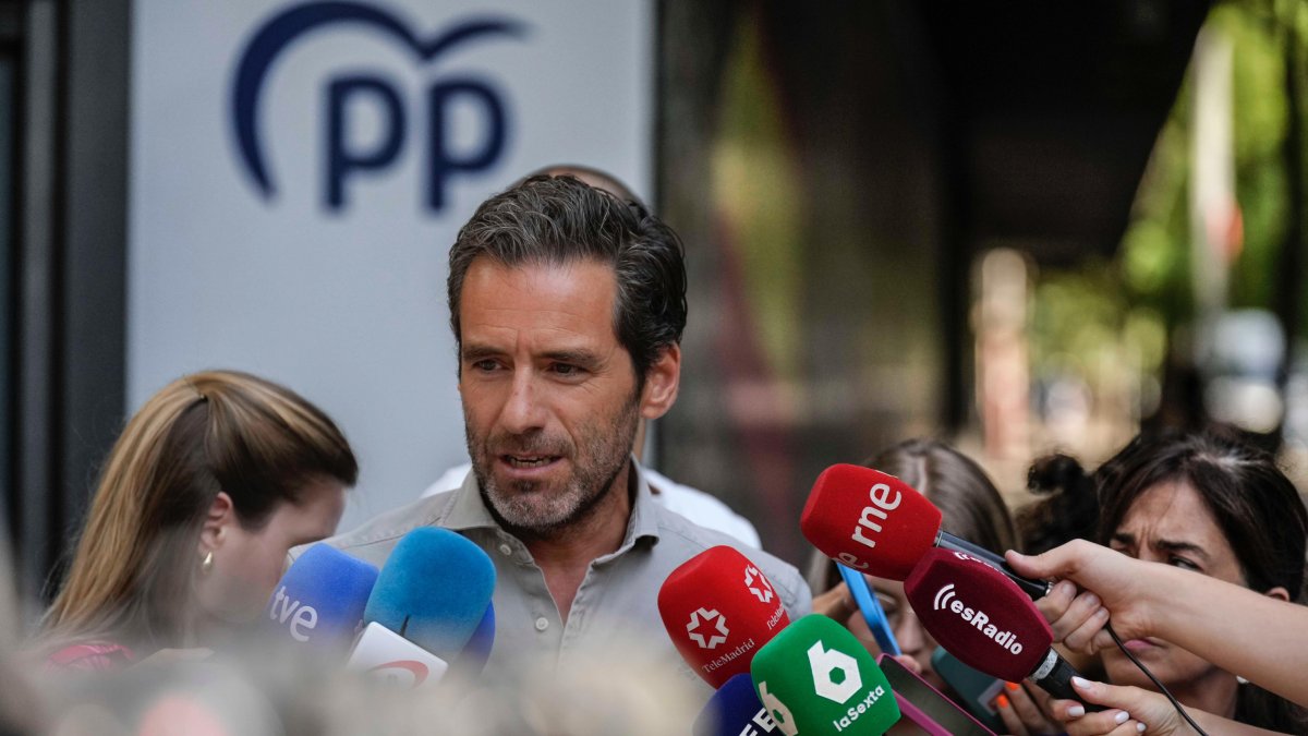 Imagen de archivo del portavoz del PP, Borja Sémper, a la puerta de la sede de la calle Génova de Madrid