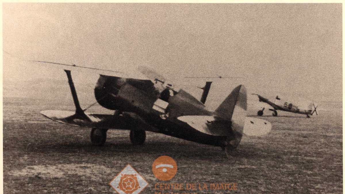 Fotografia del caça biplà Polikarpov I-15, que va ser construït sota llicència russa a l’Escola del Treball.