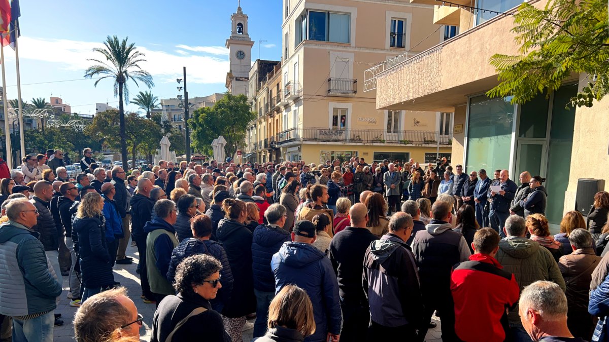 Concentració en suport als pescadors a l'Ajuntament de la Ràpita.